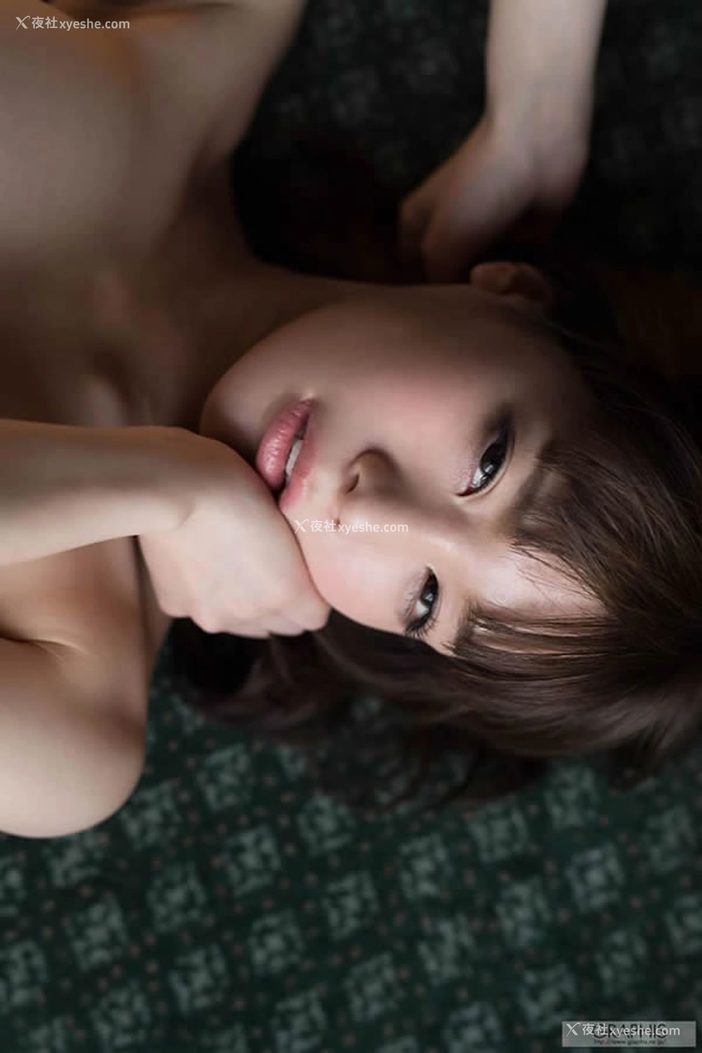 1P - Graphis人体铃村爱里无圣光人体艺术套图写真2