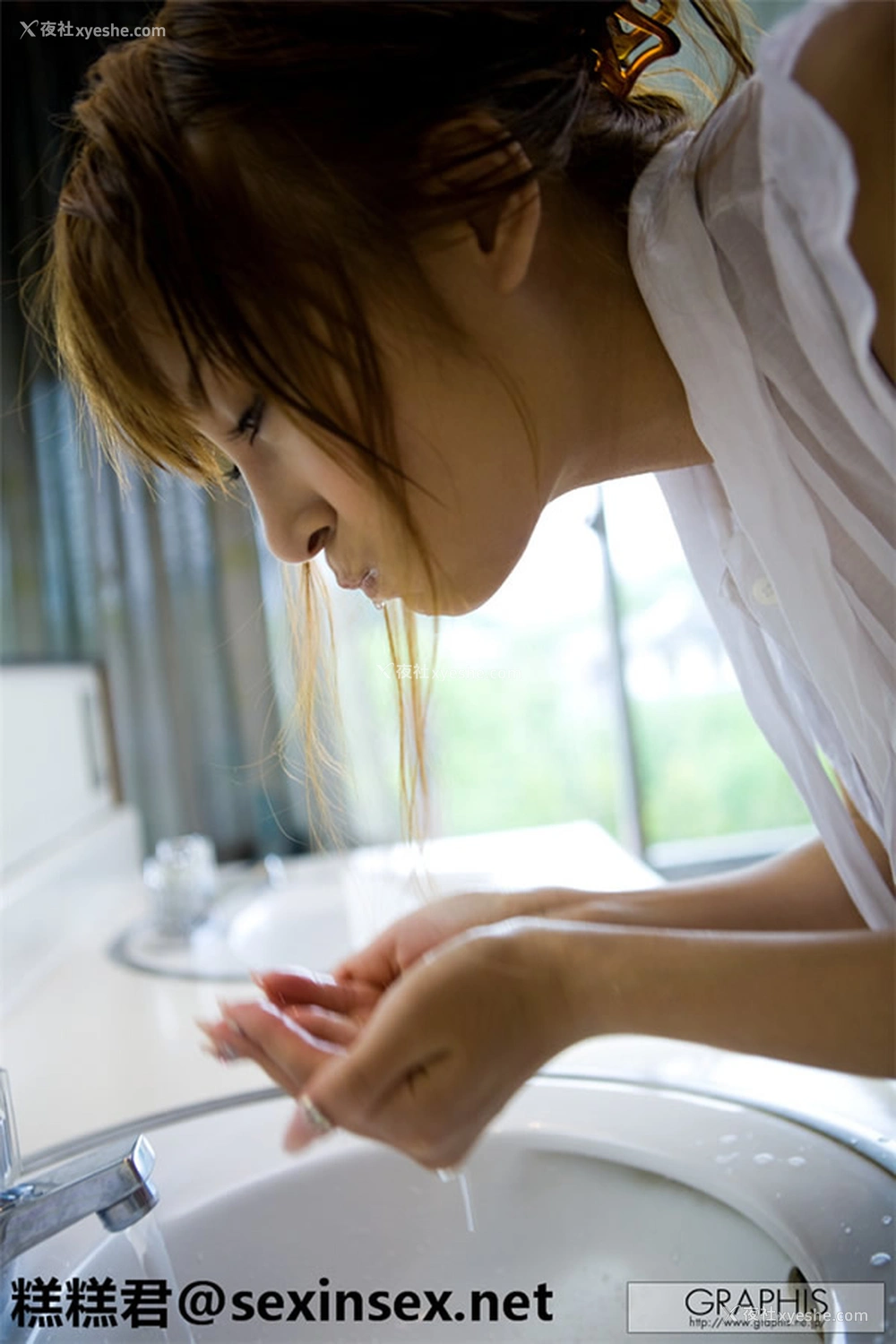1P - 巨乳女神明日花无圣光诱惑人体写真