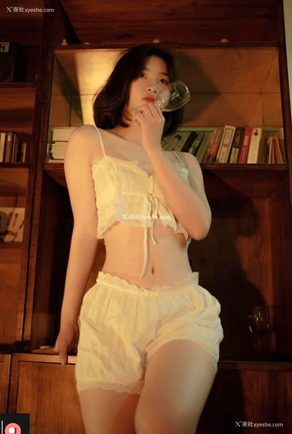 1P - 神似周冬雨的可爱女生无圣光人体合集