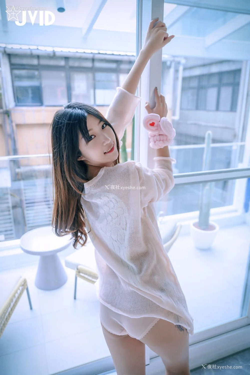 1P - 肉包小美女居家私拍透视衣无圣光图集