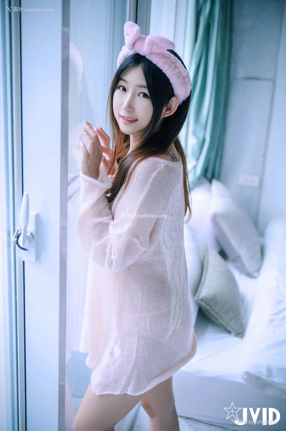 1P - 肉包小美女居家私拍透视衣无圣光图集