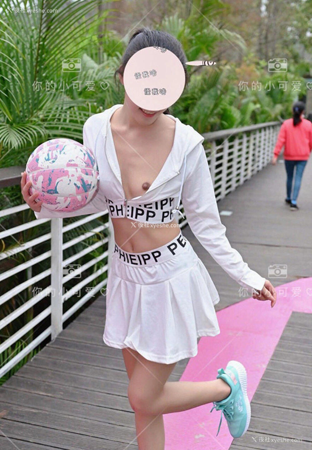 1P - 你的小可爱私拍爱露出大胆视图合集