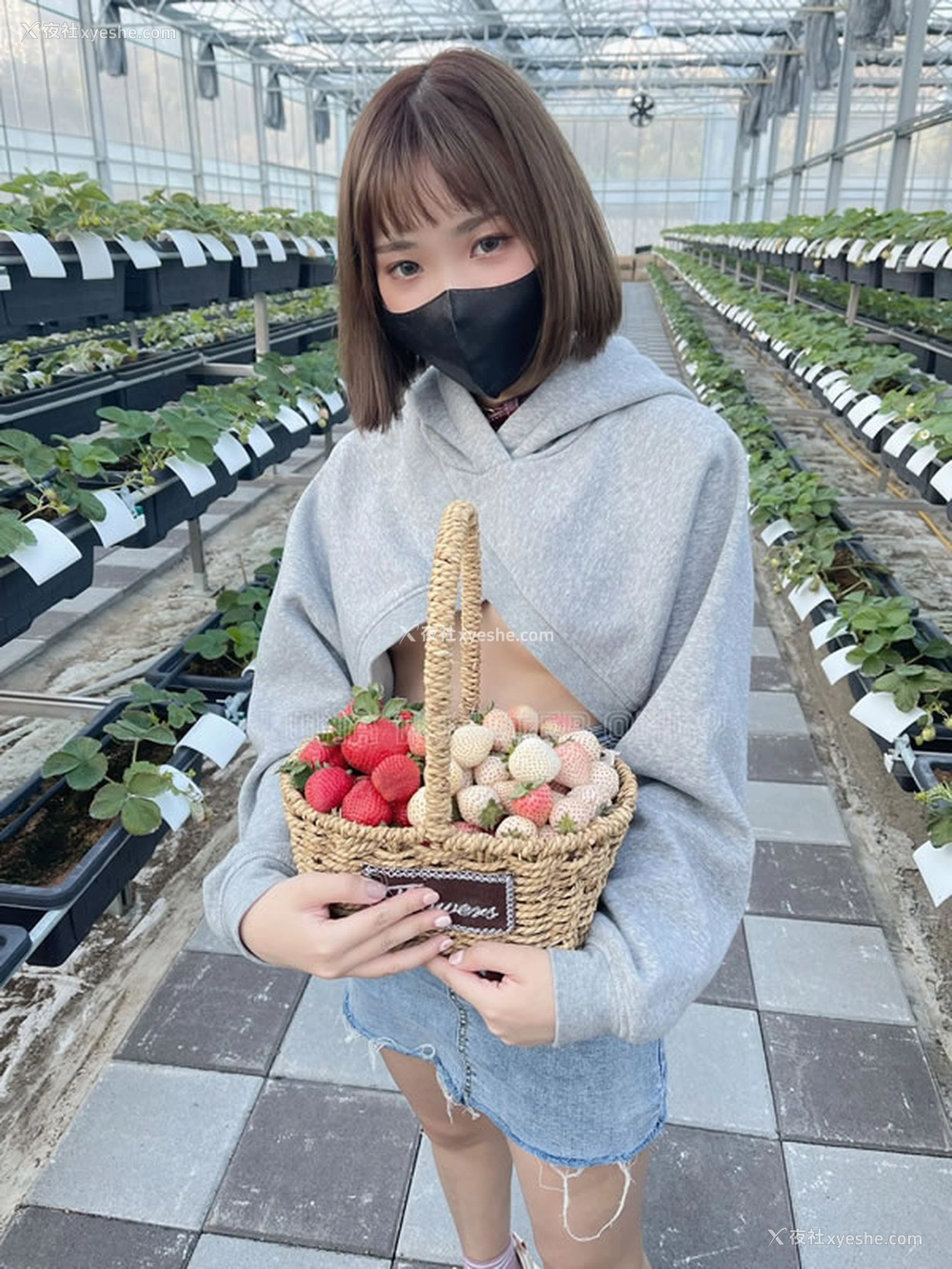 1P - 网红妹子露娜 – 户外人前极限调教尺度图集