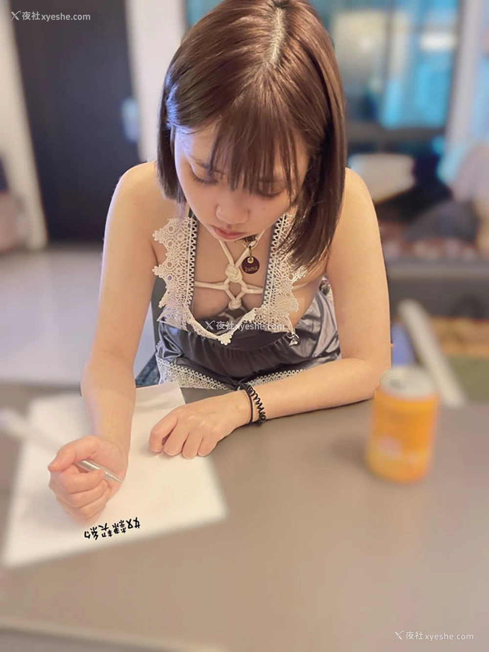 1P - 网红妹子露娜 – 户外人前极限调教尺度图集