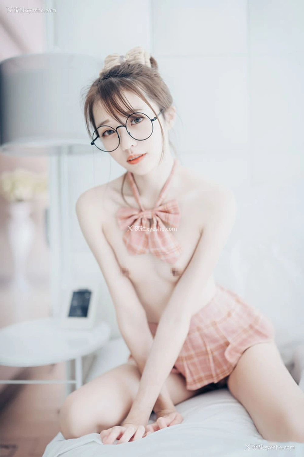 1P - 宝藏女孩妍妍透明制服粉粉的露出写真
