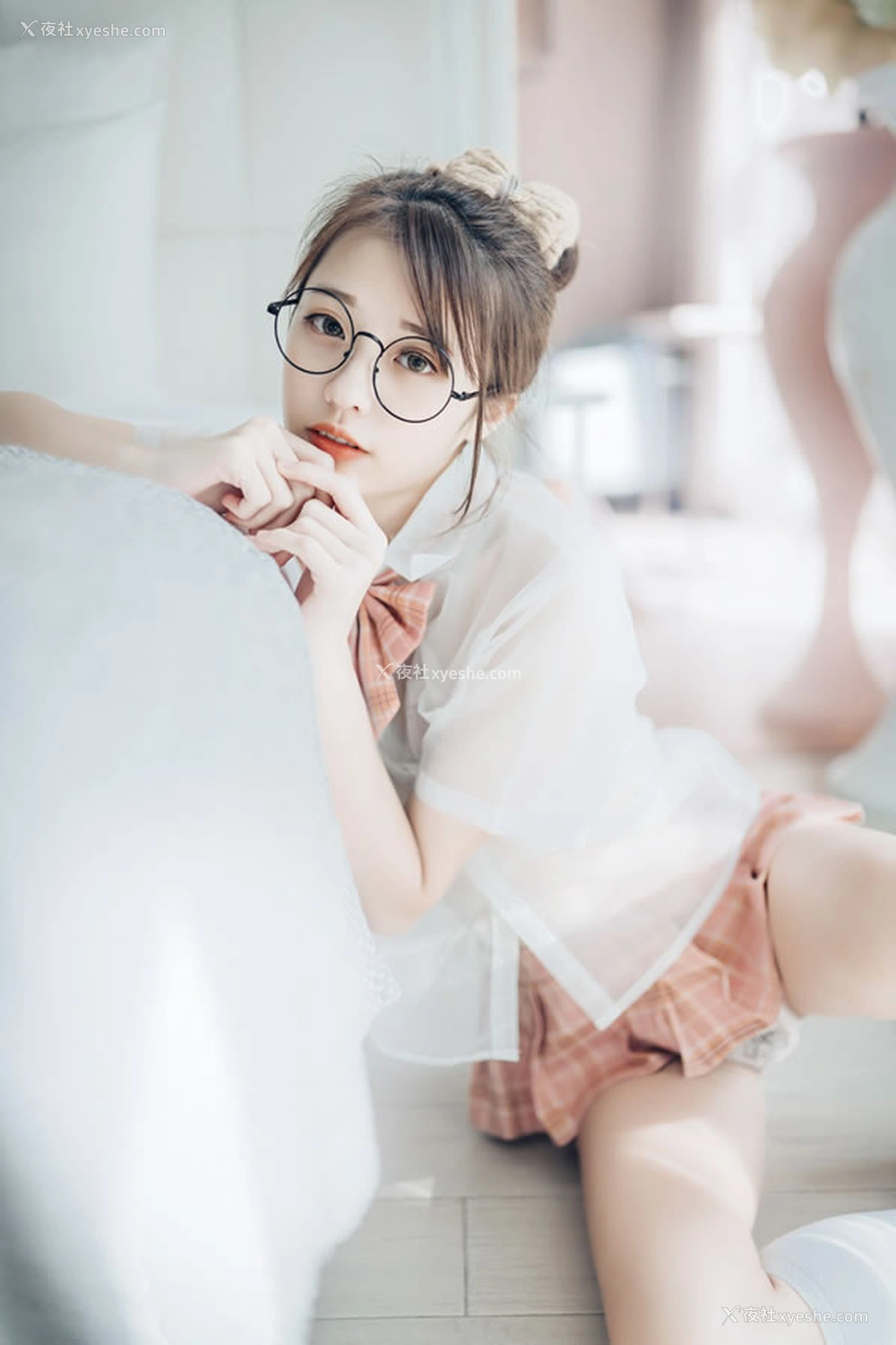 1P - 宝藏女孩妍妍透明制服粉粉的露出写真