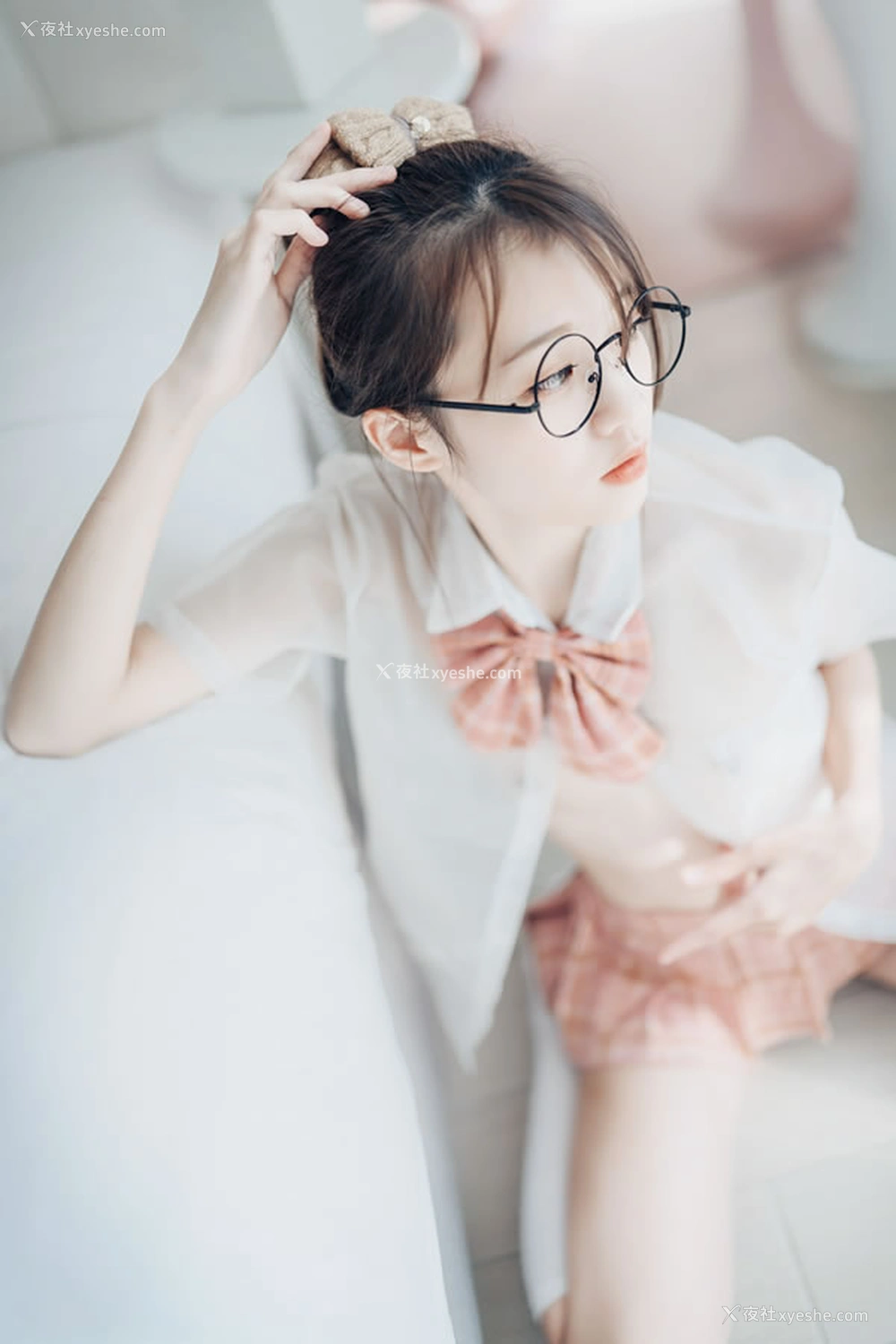 1P - 宝藏女孩妍妍透明制服粉粉的露出写真