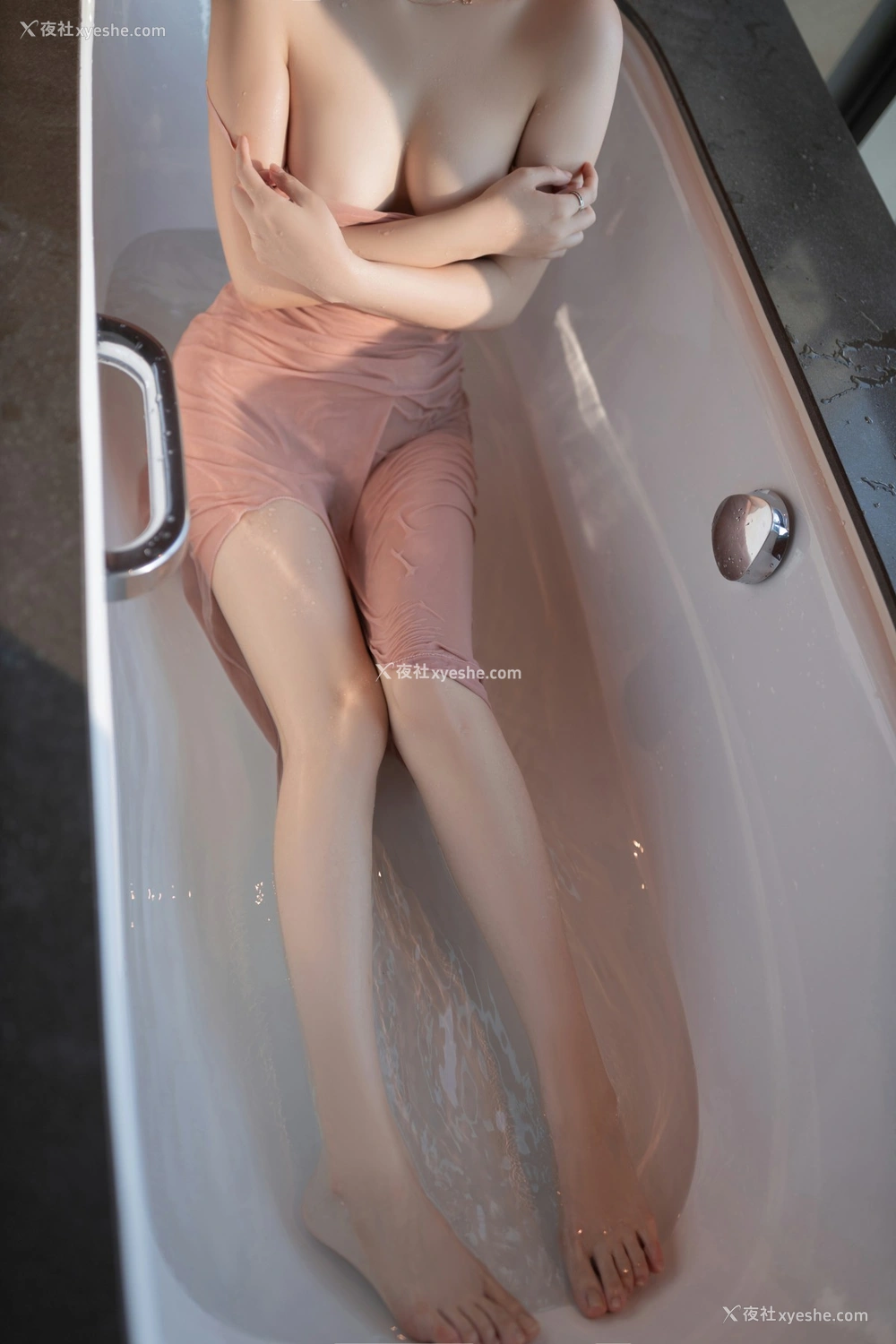 1P - 鱼子酱Fish – 内部私购尺度写真桃粉