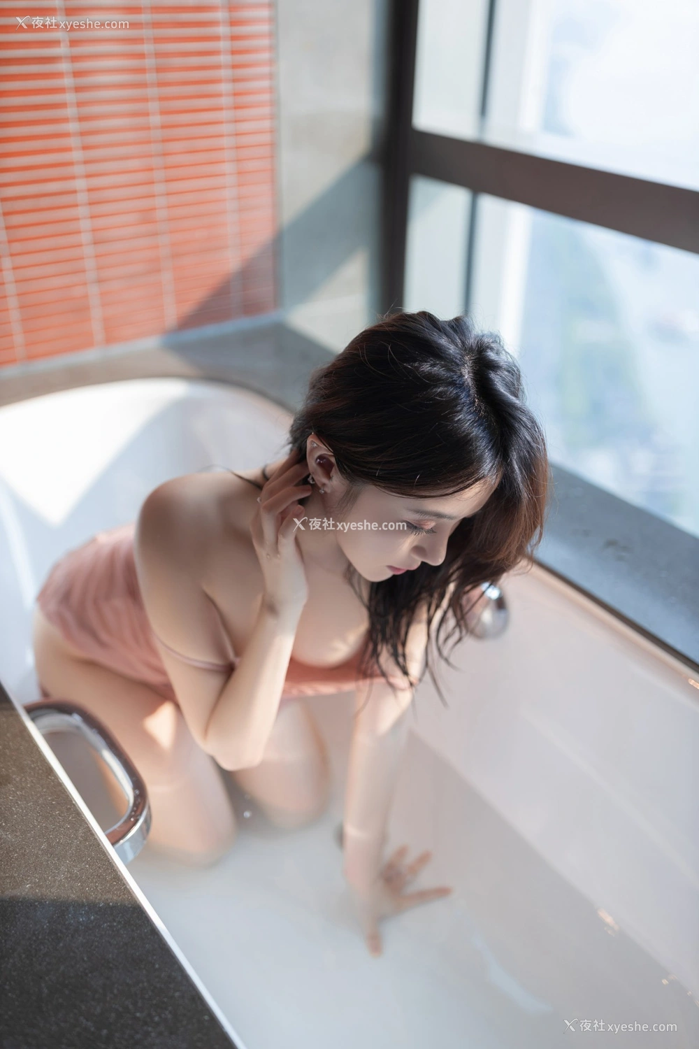 1P - 鱼子酱Fish – 内部私购尺度写真桃粉