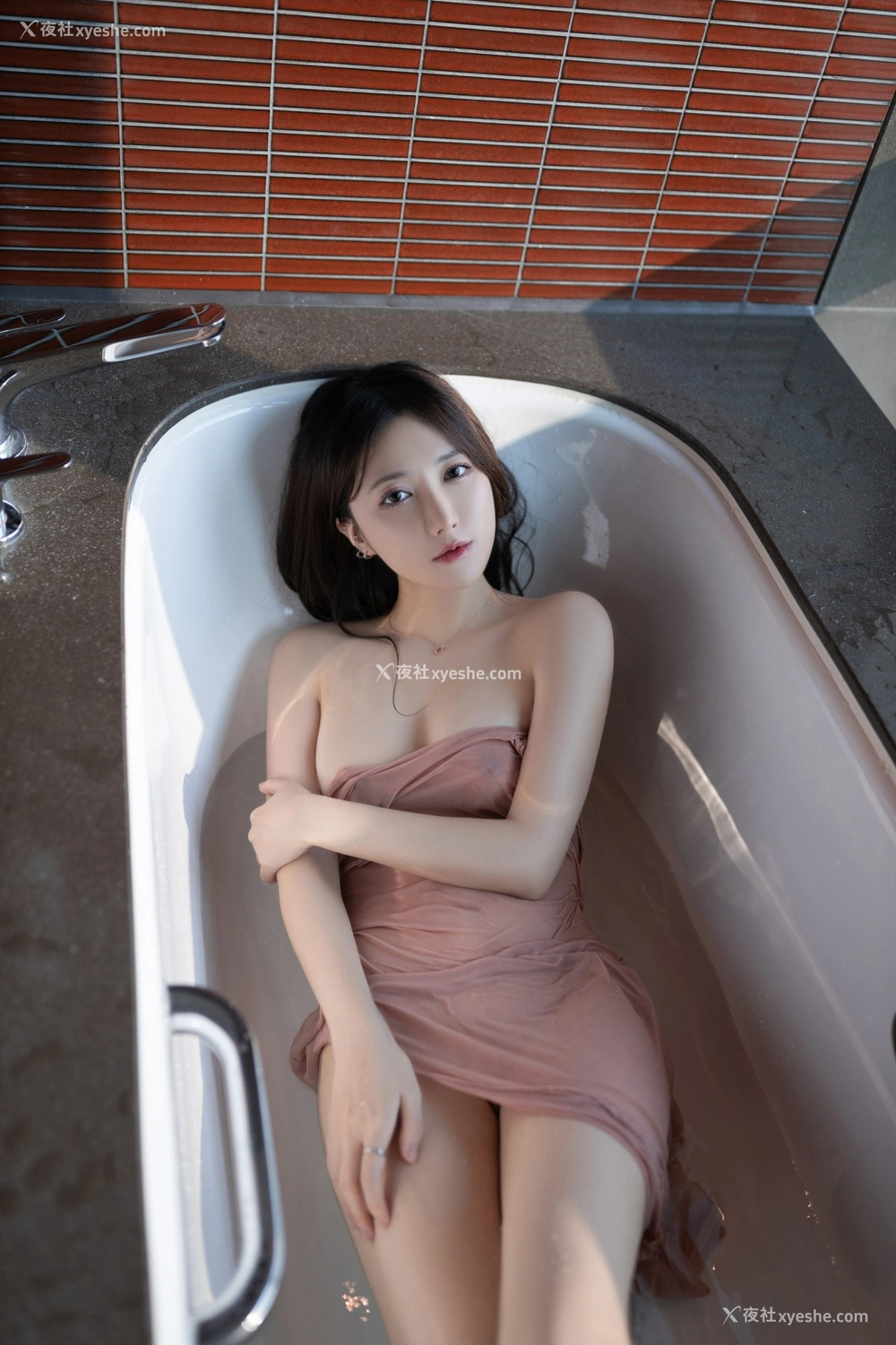 1P - 鱼子酱Fish – 内部私购尺度写真桃粉
