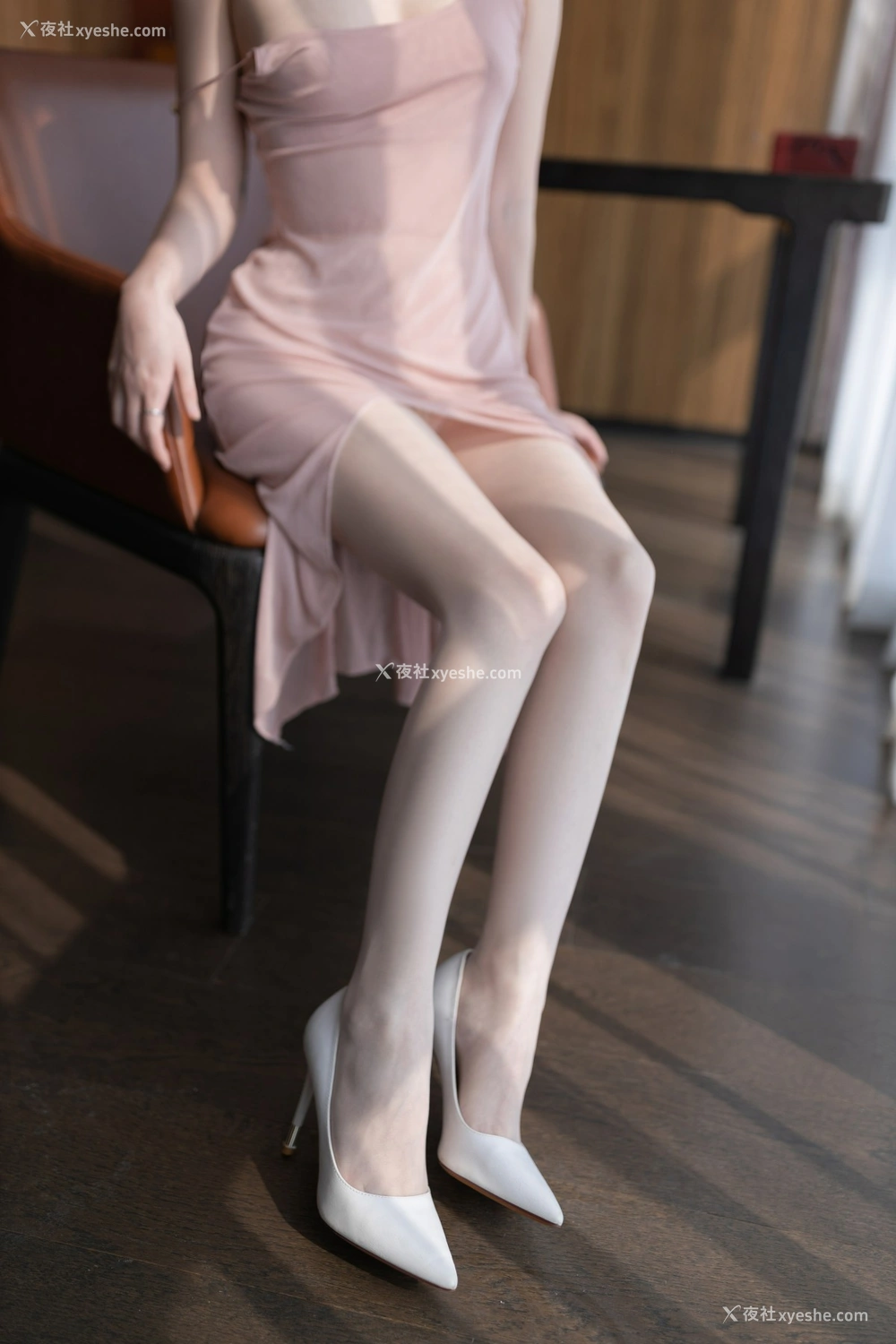 1P - 鱼子酱Fish – 内部私购尺度写真桃粉