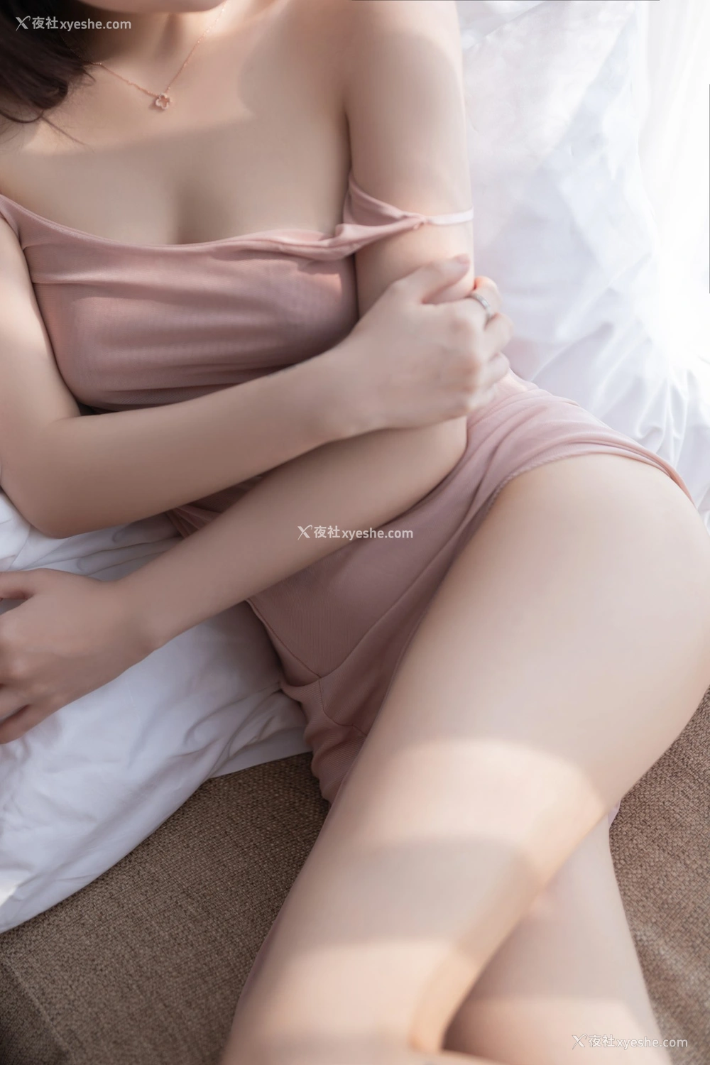 1P - 鱼子酱Fish – 内部私购尺度写真桃粉