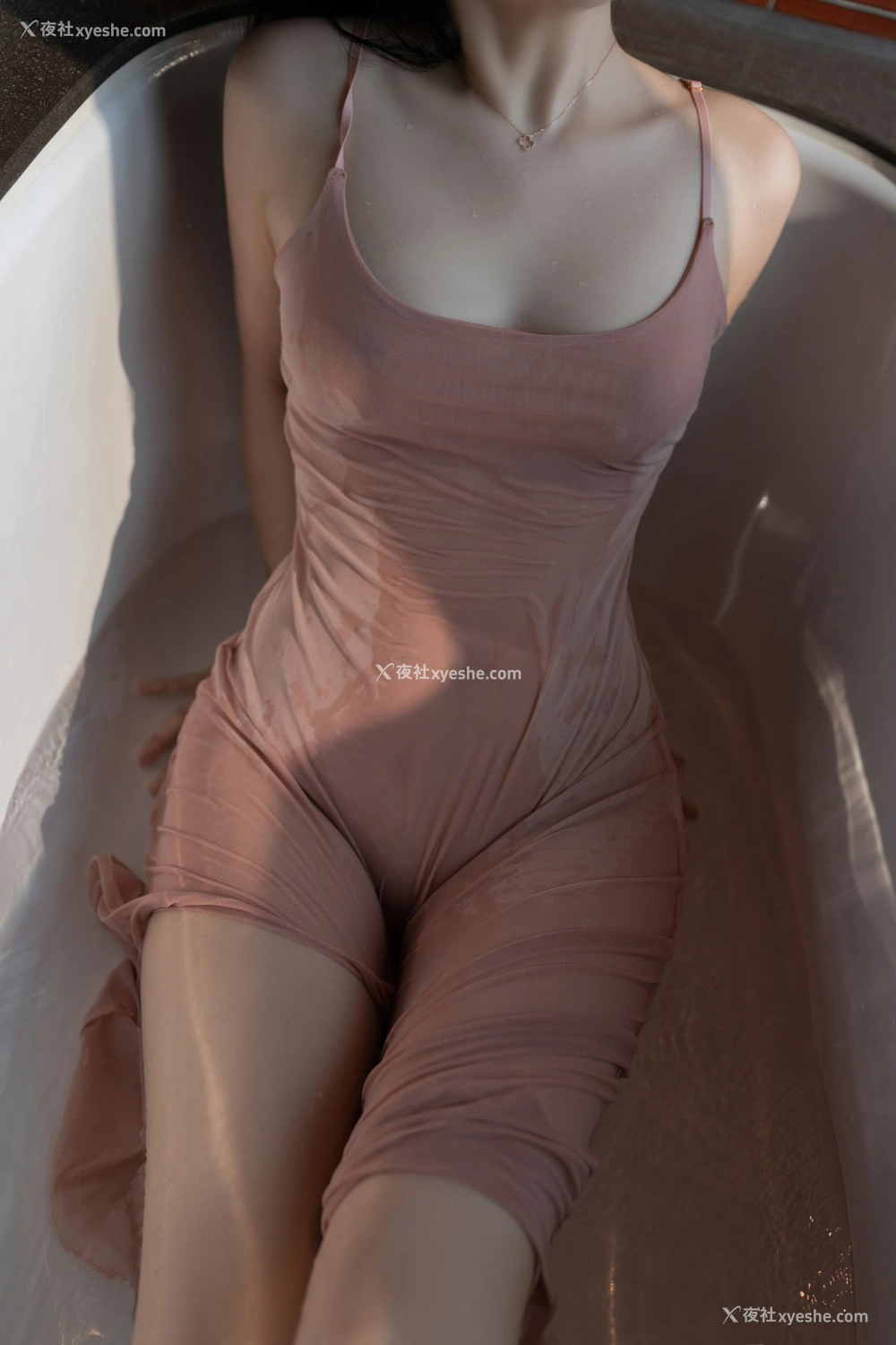 1P - 鱼子酱Fish – 内部私购尺度写真桃粉