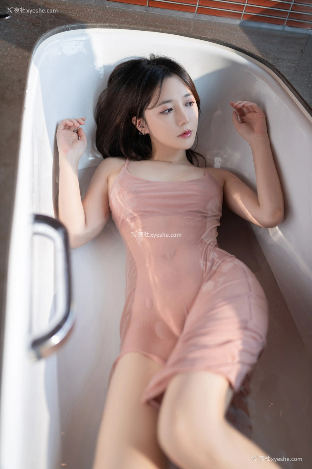1P - 鱼子酱Fish – 内部私购尺度写真桃粉