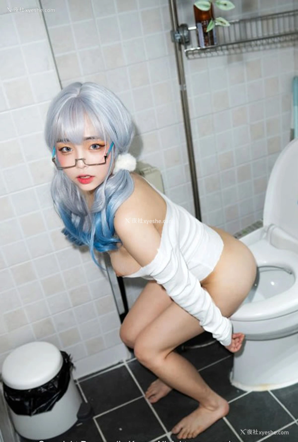 1P - 白色短衣妹子Jelly居家边看色图边调教写真
