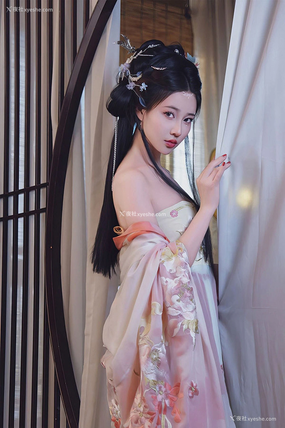 1P - 极品女神年年 霓裳无圣光唯美写真