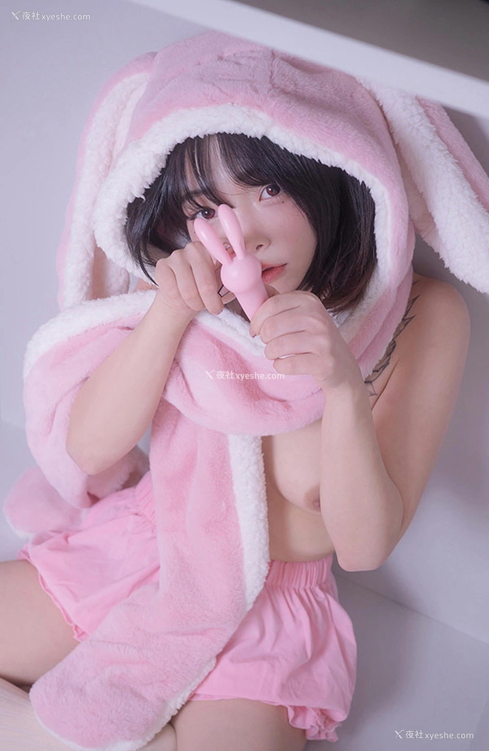 1P - 娇嫩小美女Jelly可爱粉红小兔尺度写真