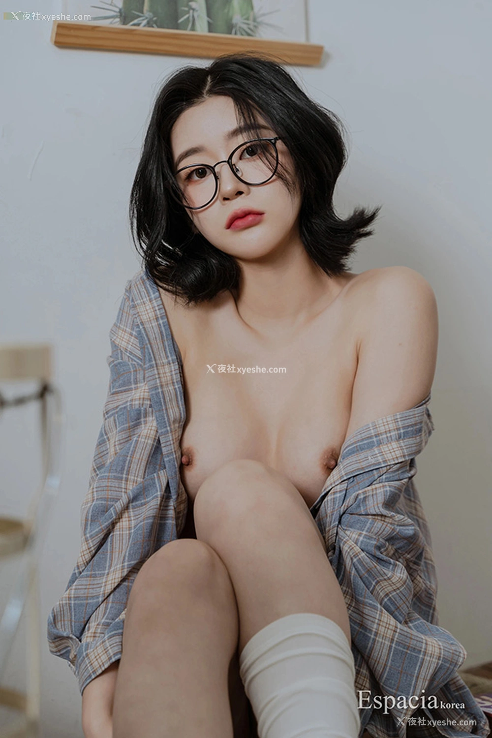 1P - 格仔宽松衬衫美女Rahee居家美乳露出来福利
