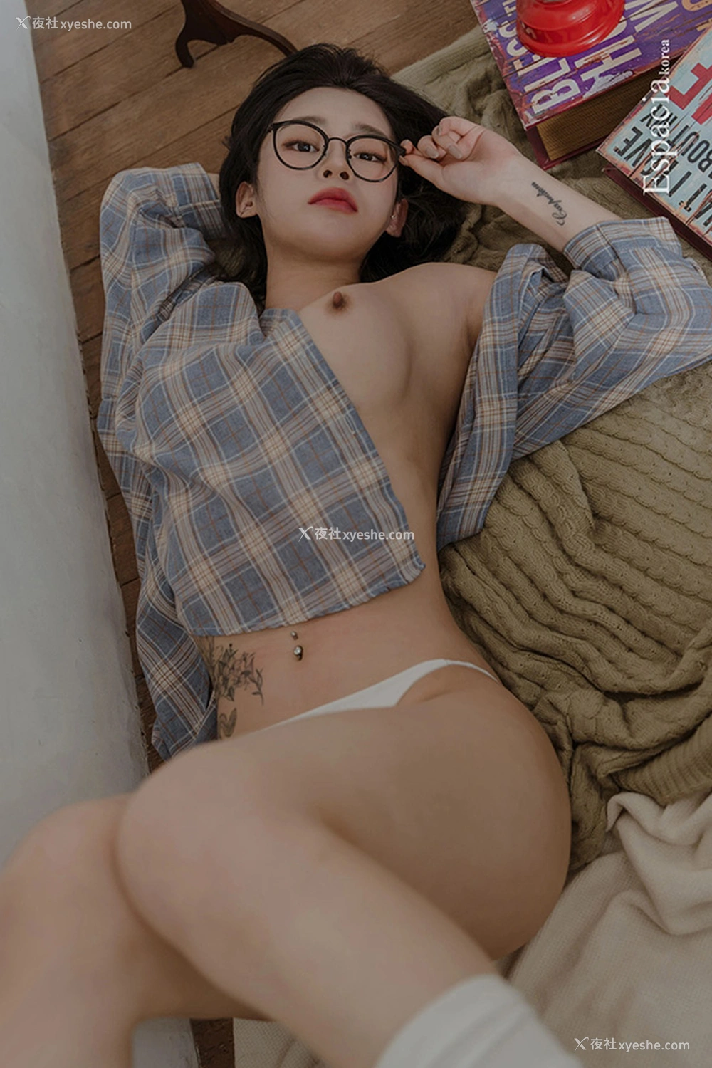 1P - 格仔宽松衬衫美女Rahee居家美乳露出来福利