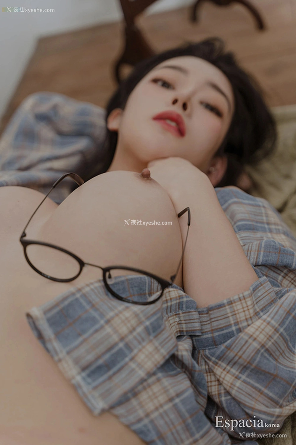 1P - 格仔宽松衬衫美女Rahee居家美乳露出来福利