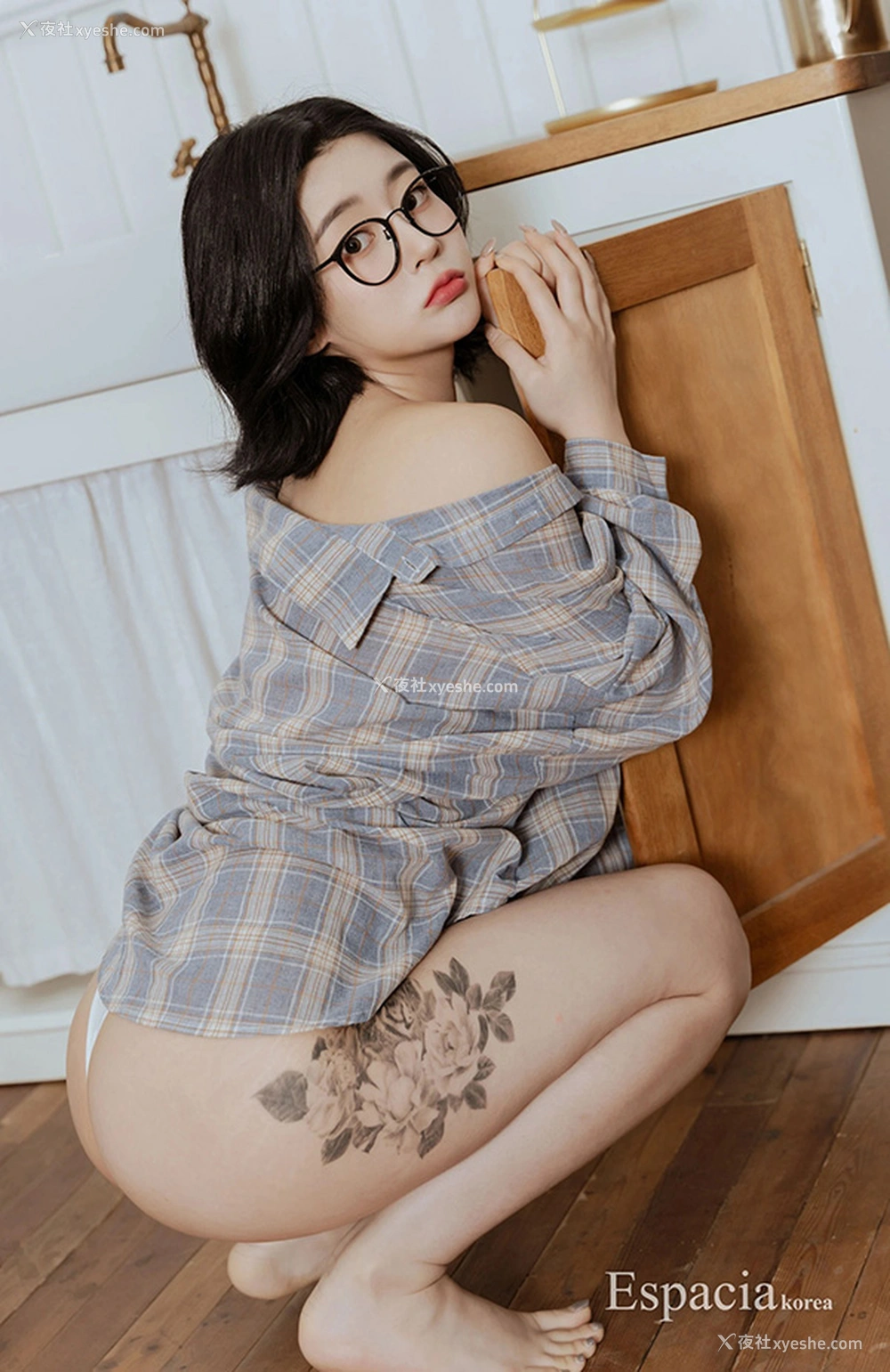 1P - 格仔宽松衬衫美女Rahee居家美乳露出来福利