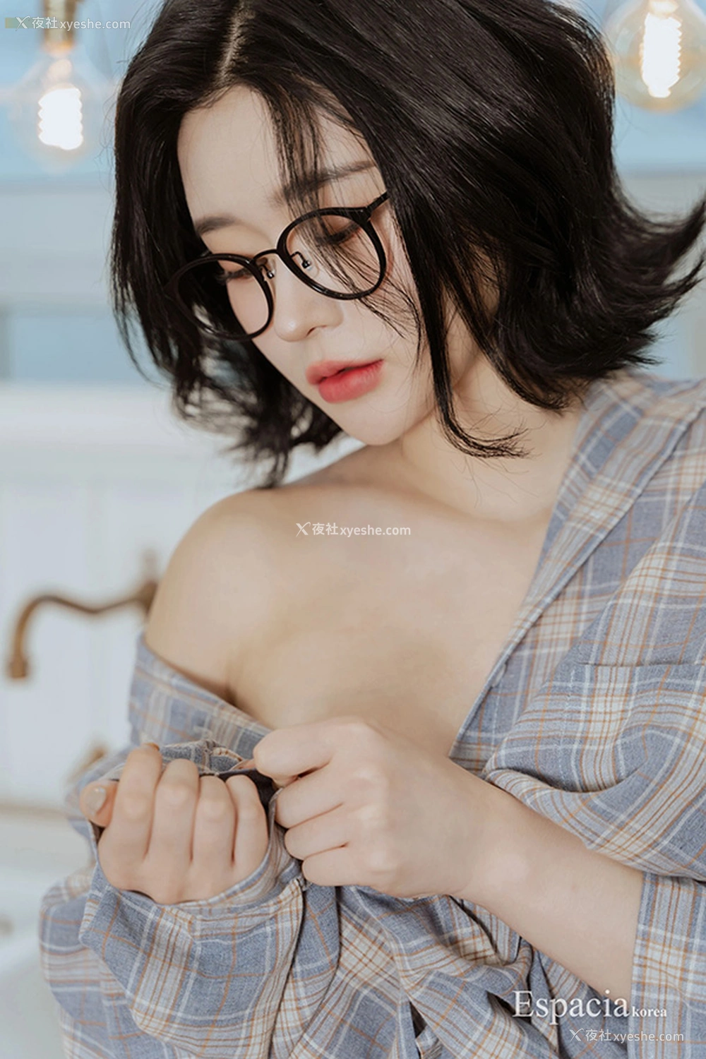 1P - 格仔宽松衬衫美女Rahee居家美乳露出来福利