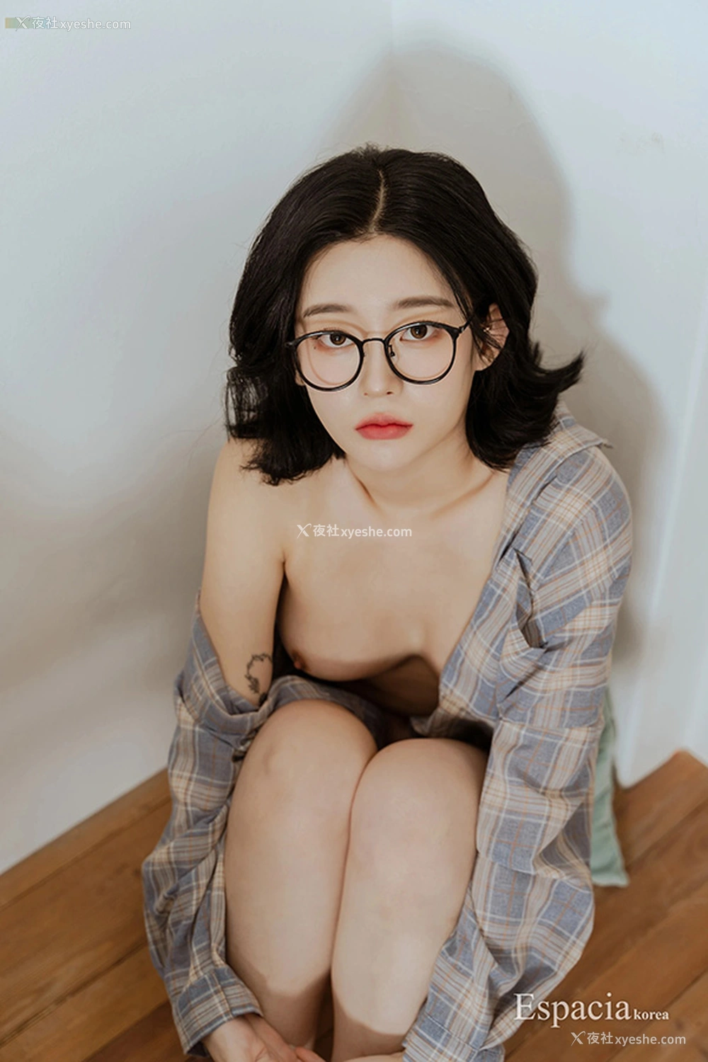 1P - 格仔宽松衬衫美女Rahee居家美乳露出来福利