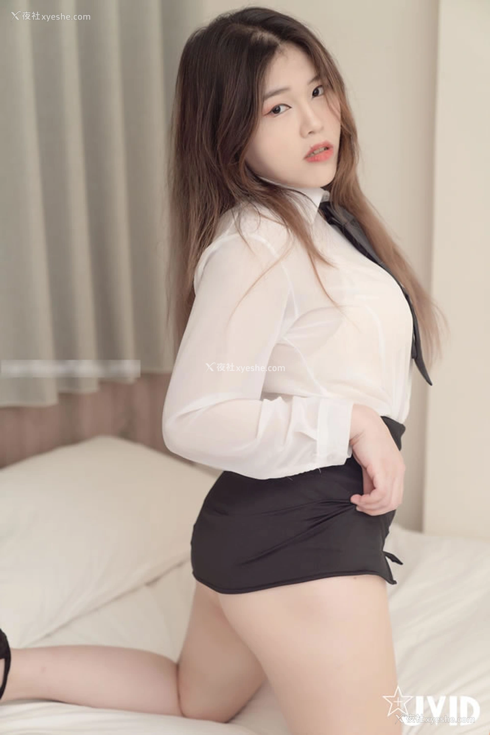 1P - 长发美女裘伊制服床上无圣光人体图集