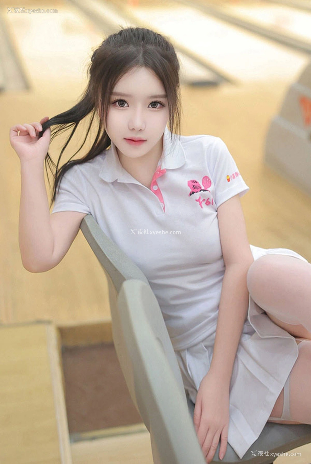 1P - 秀人女神小薯条nienie保龄球馆的露出