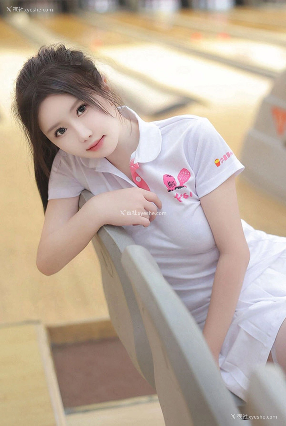 1P - 秀人女神小薯条nienie保龄球馆的露出