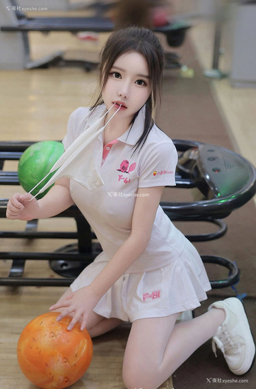 1P - 秀人女神小薯条nienie保龄球馆的露出