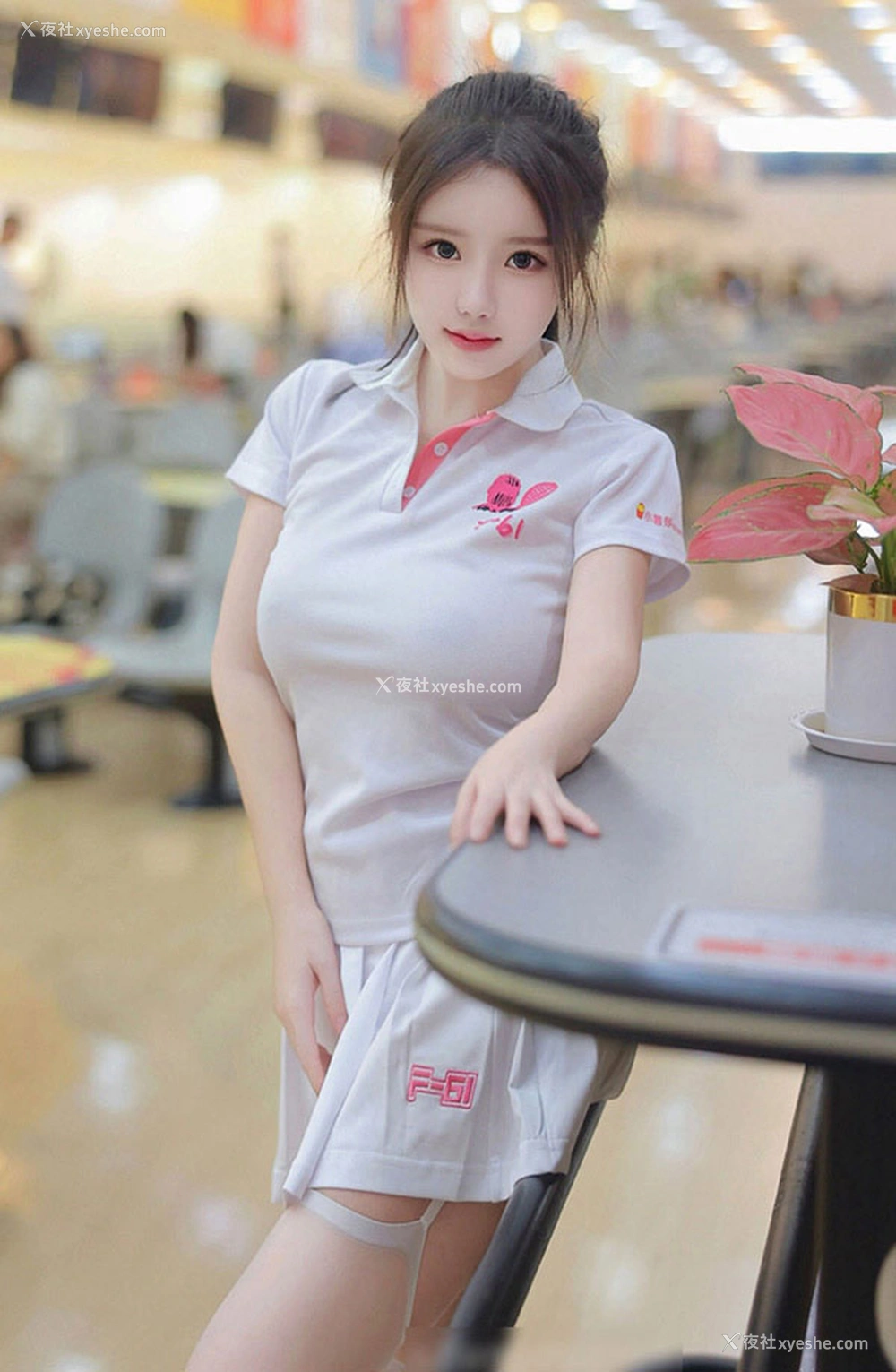 1P - 秀人女神小薯条nienie保龄球馆的露出