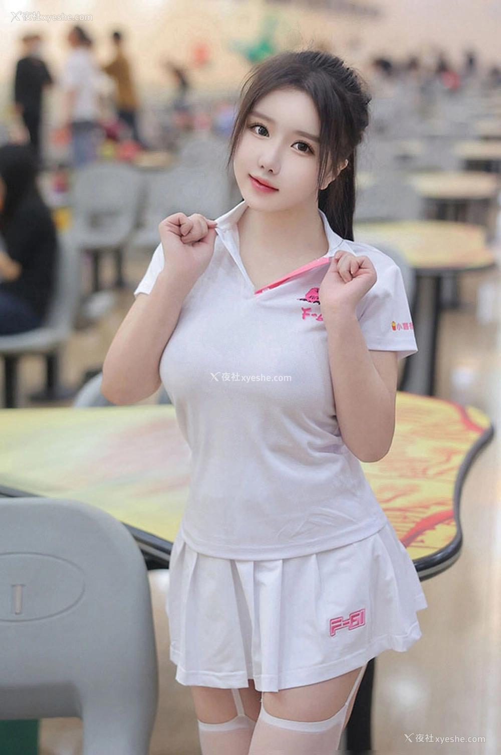 1P - 秀人女神小薯条nienie保龄球馆的露出