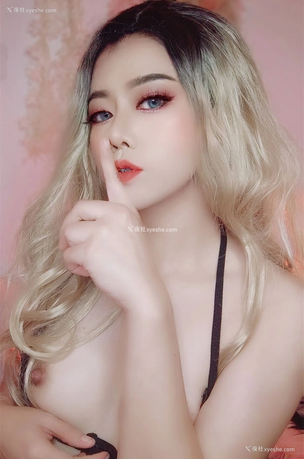 1P - 网红Coser美女Smil私拍尺度人体合集2