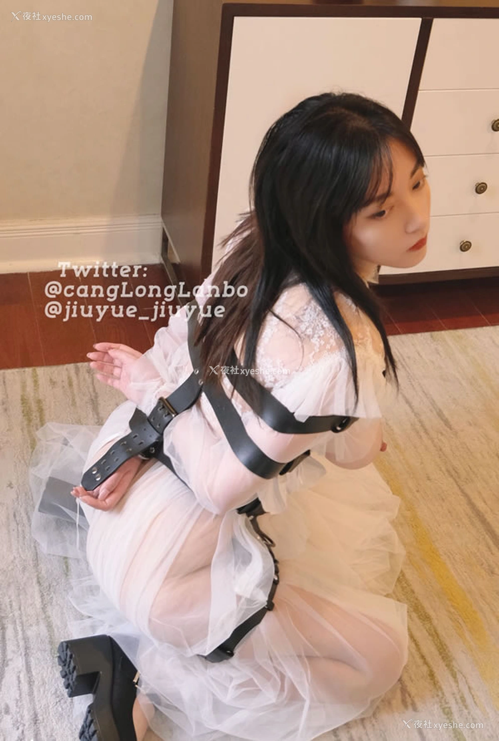 1P - 福利姬美女酒月-透视白纱SM调教