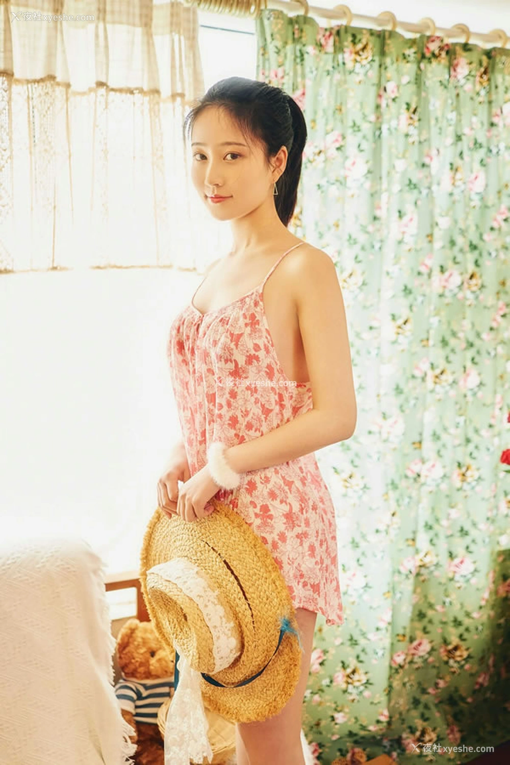 1P - 极品女神年年 – 暖暖的小吊带春意盎然