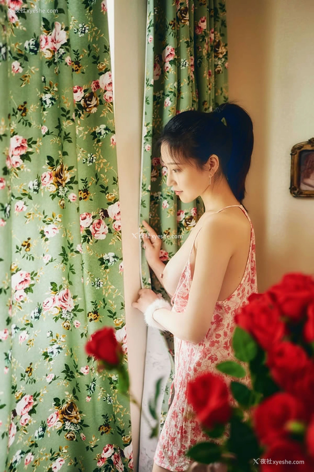 1P - 极品女神年年 – 暖暖的小吊带春意盎然