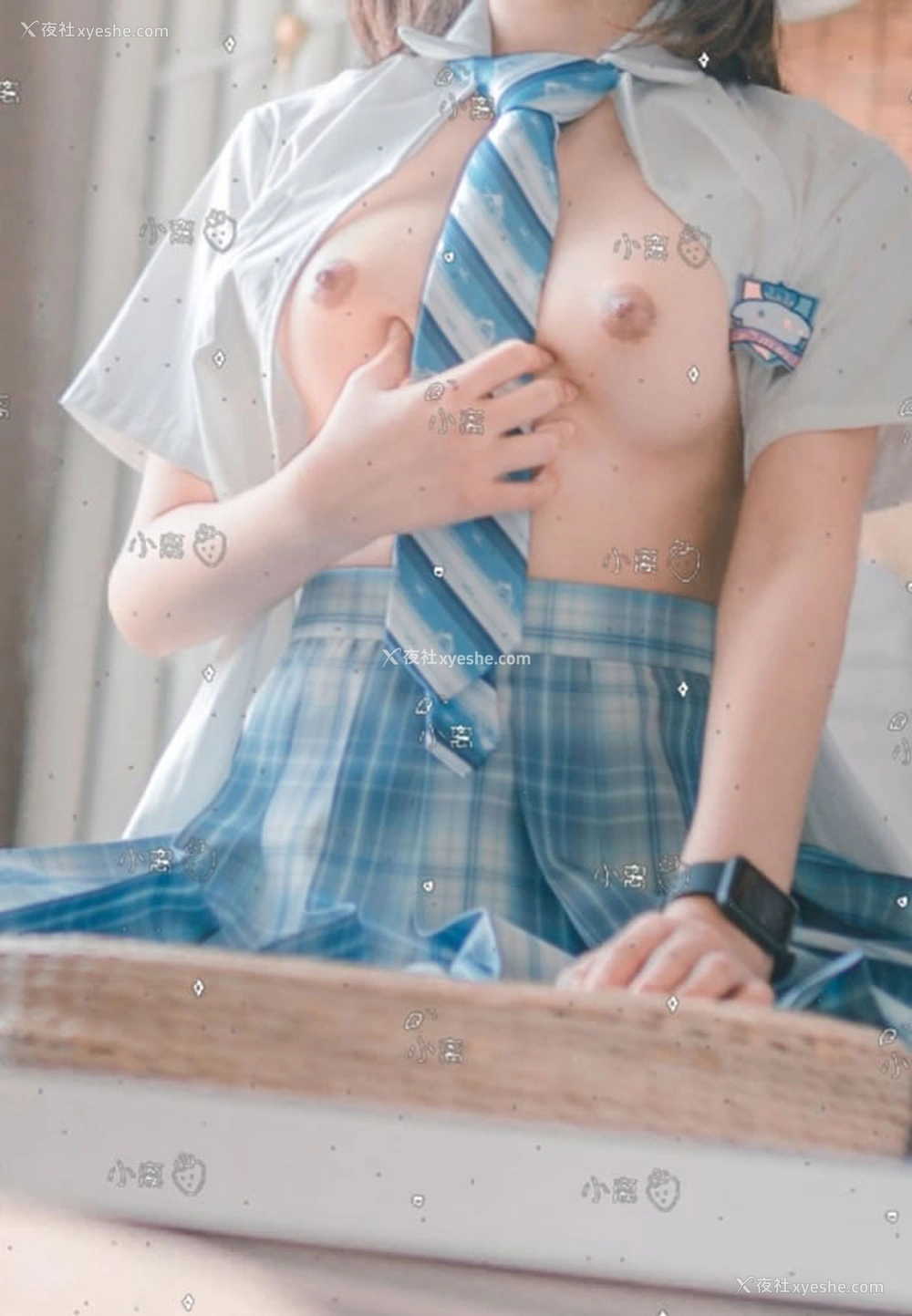 1P - 推特美女小离@XiaoLi66666666尺度私拍图集