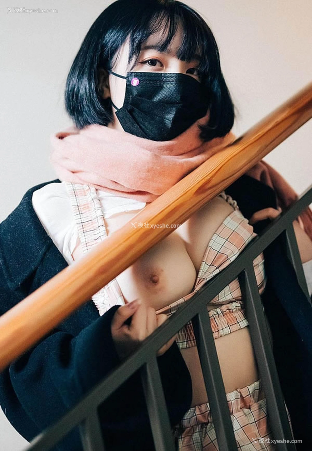 1P - 粉嫩美女孙乐乐Son Yeeun – 冬日楼梯露出
