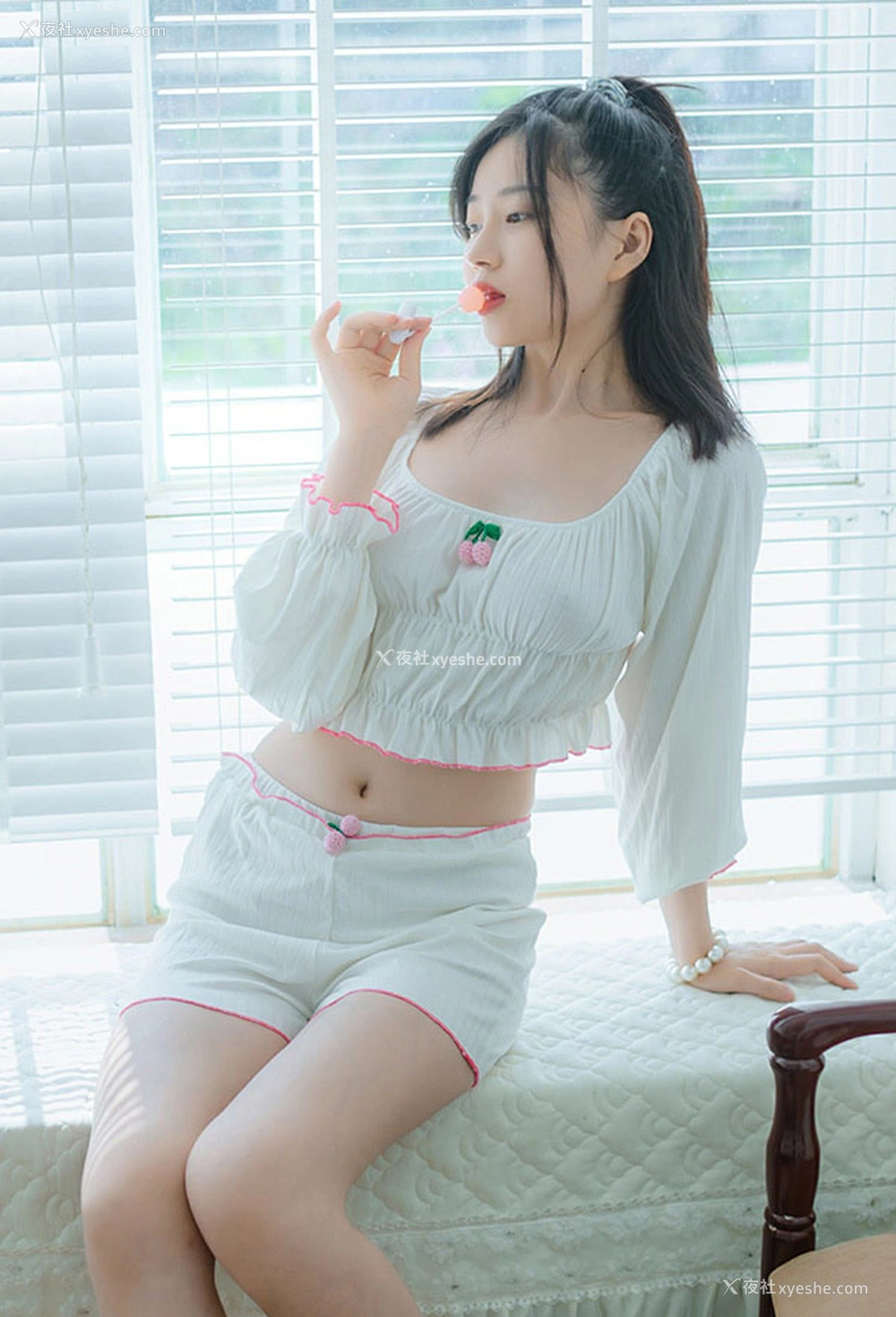 1P - 极品女神年年 爱吃棒棒糖的少女