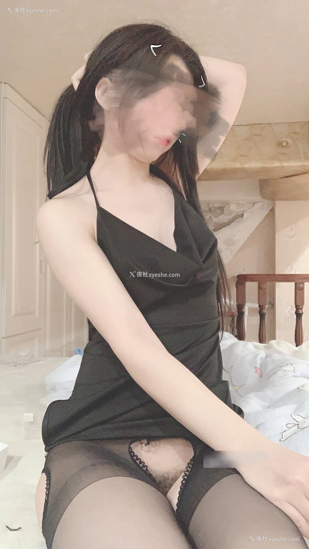 1P - 网红叫小黑-黑丝小短裙室内无圣光套图