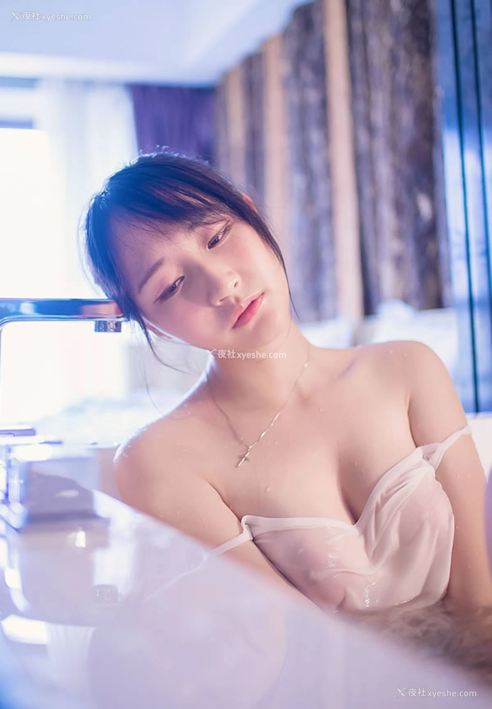 1P - 网红美女小何童鞋 – 浴室