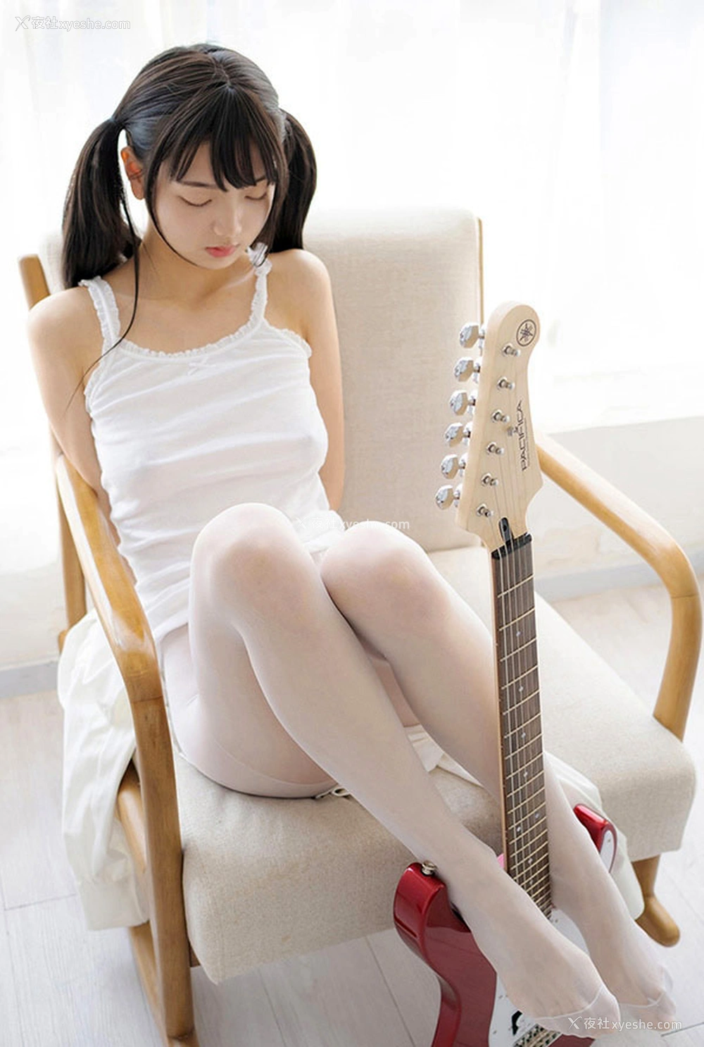 1P - 福利姬赤西夜夜 吉他少女白丝诱惑2
