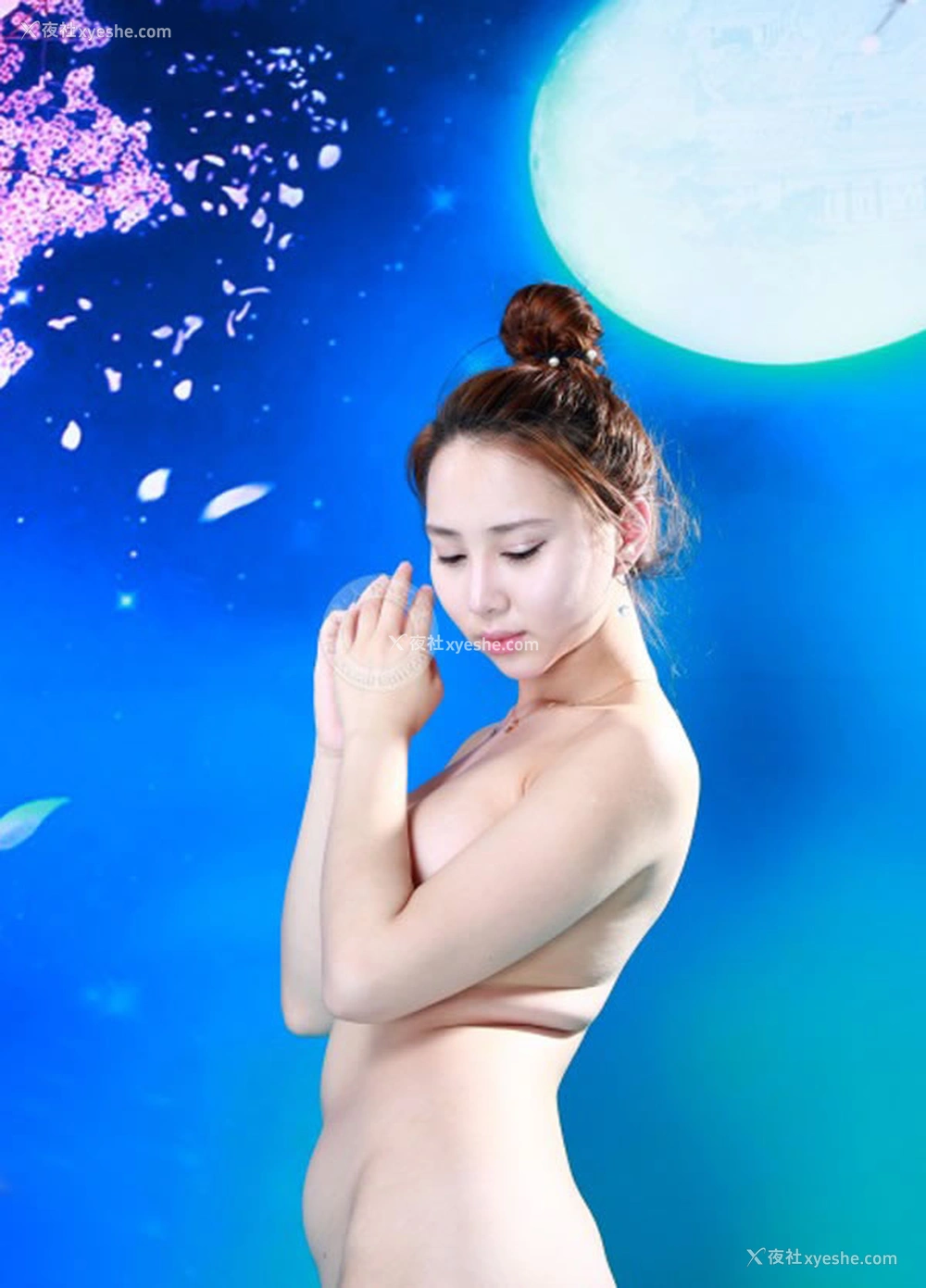 1P - 月光下的白嫩小美女与青花瓷无圣光人体艺术