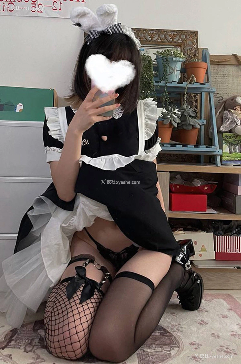 1P - 福利姬搽搽 黑丝女仆 蕾丝情趣肚兜尺度图
