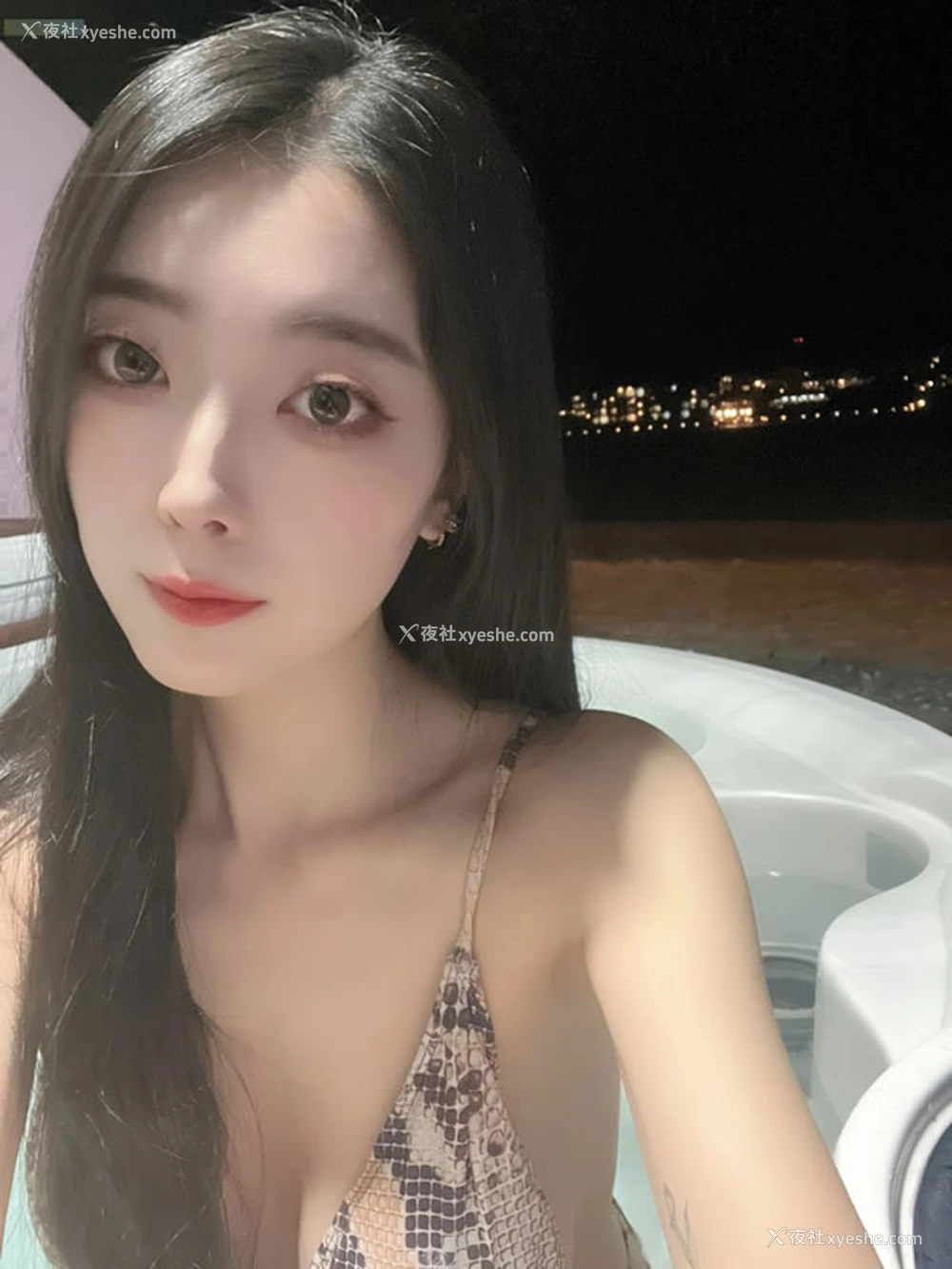 1P - 沙滩浴缸里的双美Mona Jucy湿身无圣光合集