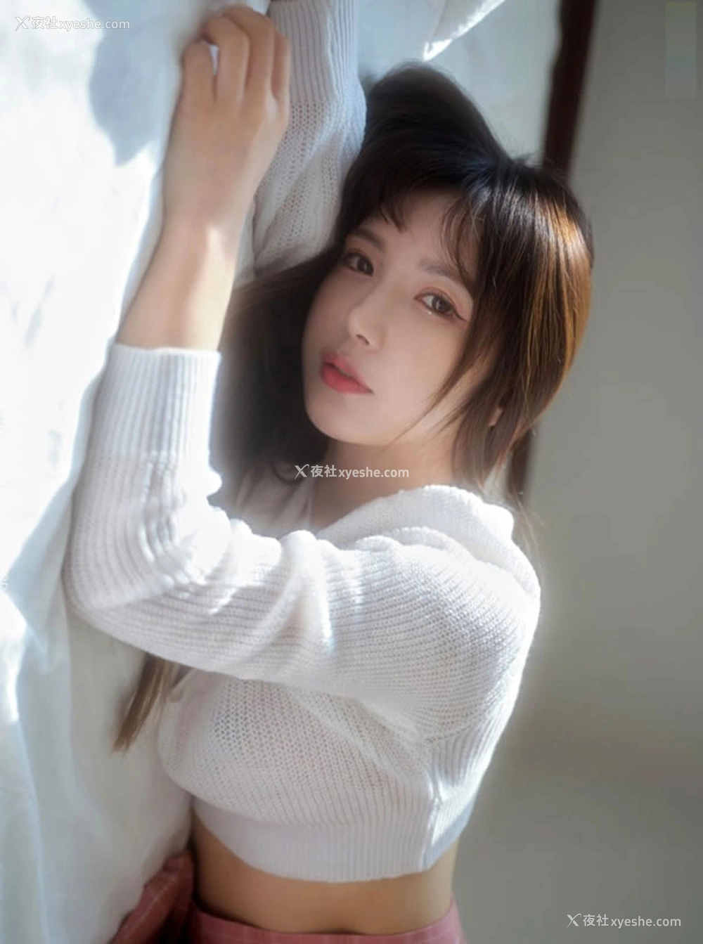 1P - 温柔美女Yulbi白色短针织衣JK无圣光写真