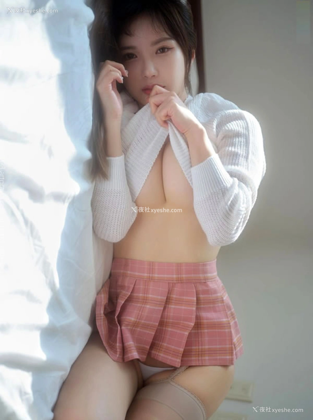 1P - 温柔美女Yulbi白色短针织衣JK无圣光写真