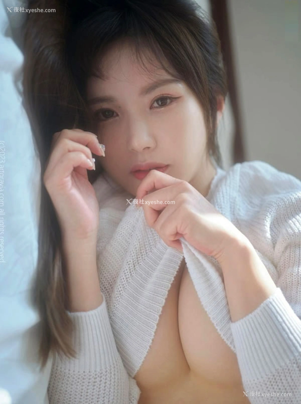 1P - 温柔美女Yulbi白色短针织衣JK无圣光写真