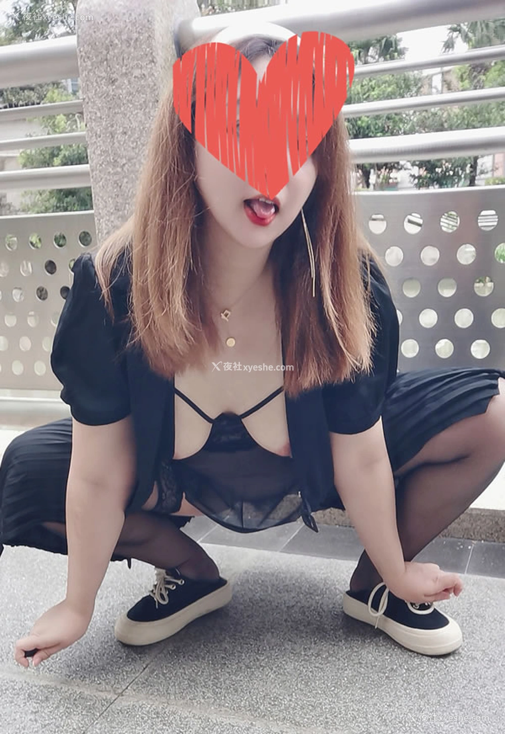 1P - 巨乳网红@我是娜娜呀 – 逛街式露出